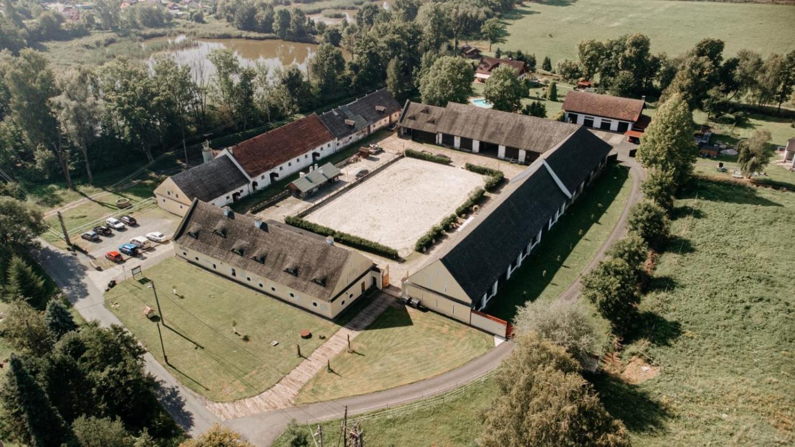 Dvur Olsiny -Hotel And Horse-Riding Karviná エクステリア 写真