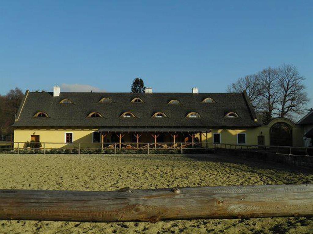 Dvur Olsiny -Hotel And Horse-Riding Karviná エクステリア 写真