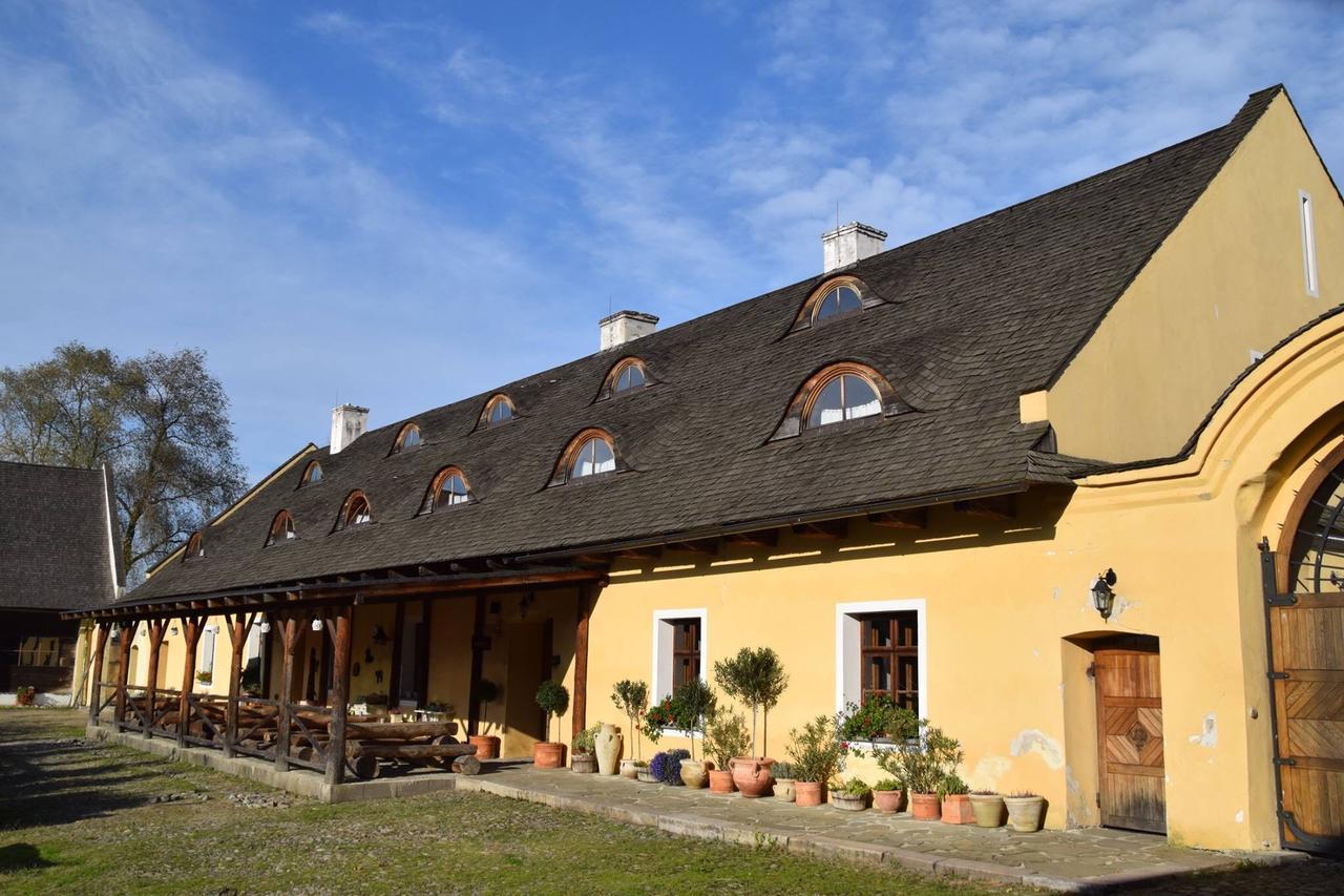 Dvur Olsiny -Hotel And Horse-Riding Karviná エクステリア 写真